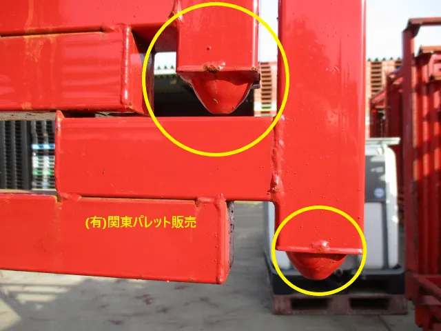 中古逆ネステナー下ピンジョイントは前柱下部の突起と天板前左右穴をジョイントします。(有)関東パレット販売