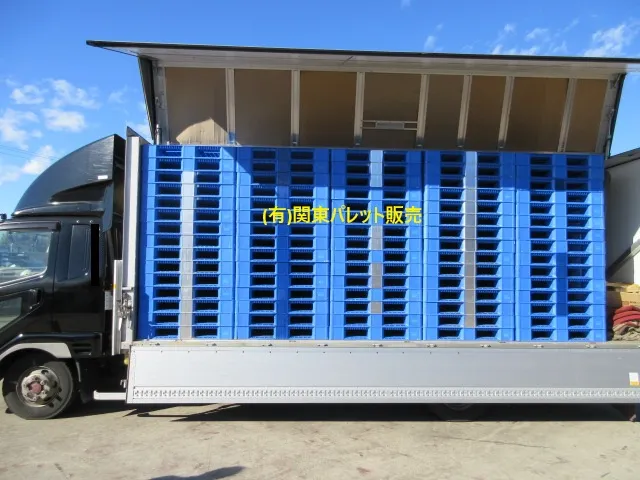 1100×1100中古プラスチックパレットは4tトラックに150枚積載できます(有)関東パレット販売