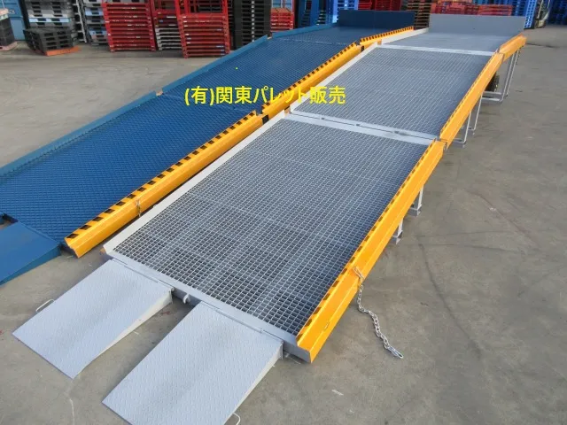 コンテナスロープ・バンステージ格安品です。手前が高強度グレーチング床のフォークリフトスロープです(有)関東パレット販売