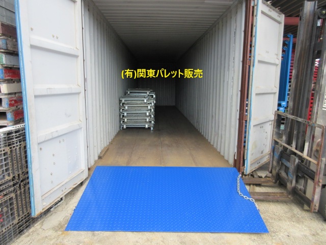 海上コンテナに段差スロープ使用してフォークリフト乗入れ可能です