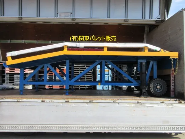 格安コンテナスロープ即納-10tトラックに2分割コンテナスロープ積込み