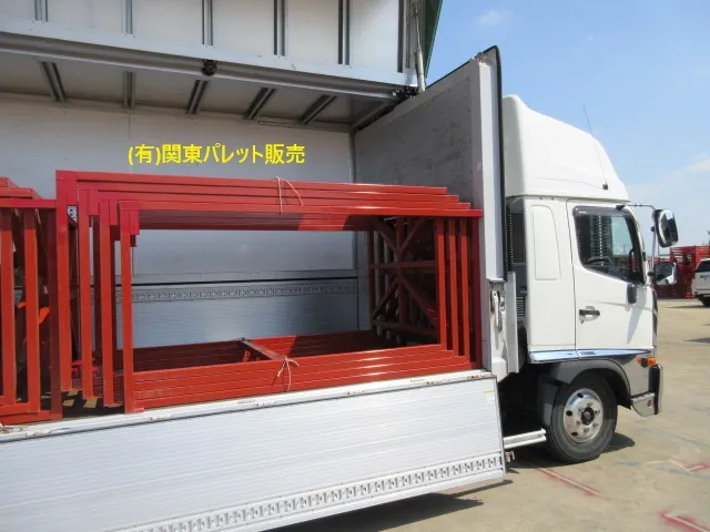 中古ネステナー背高High型の積込み例です。倒して積みます(有)関東パレット販売
