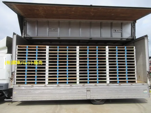 中古パレット両面14型を6tトラックに120枚積載します。