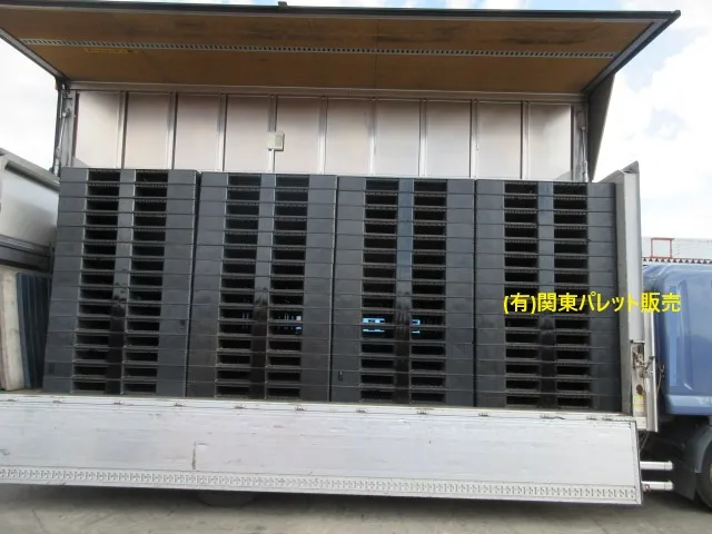 中古プラスチックパレット1400×1100サイズは4tトラックに120枚積載できます(有)関東パレット販売