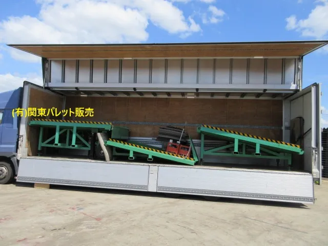 中古コンテナスロープの3分割タイプを10tトラック1台にて配送