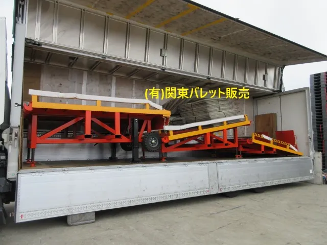 3分割中古コンテナスロープを大阪発送。10tトラック積込み例です(有)関東パレット販売